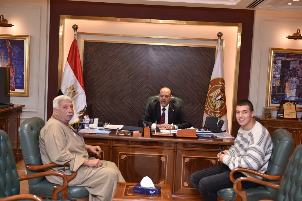 وزير القوى العامله 